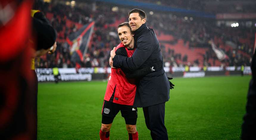 Alejandro Grimaldo und Xabi Alonso