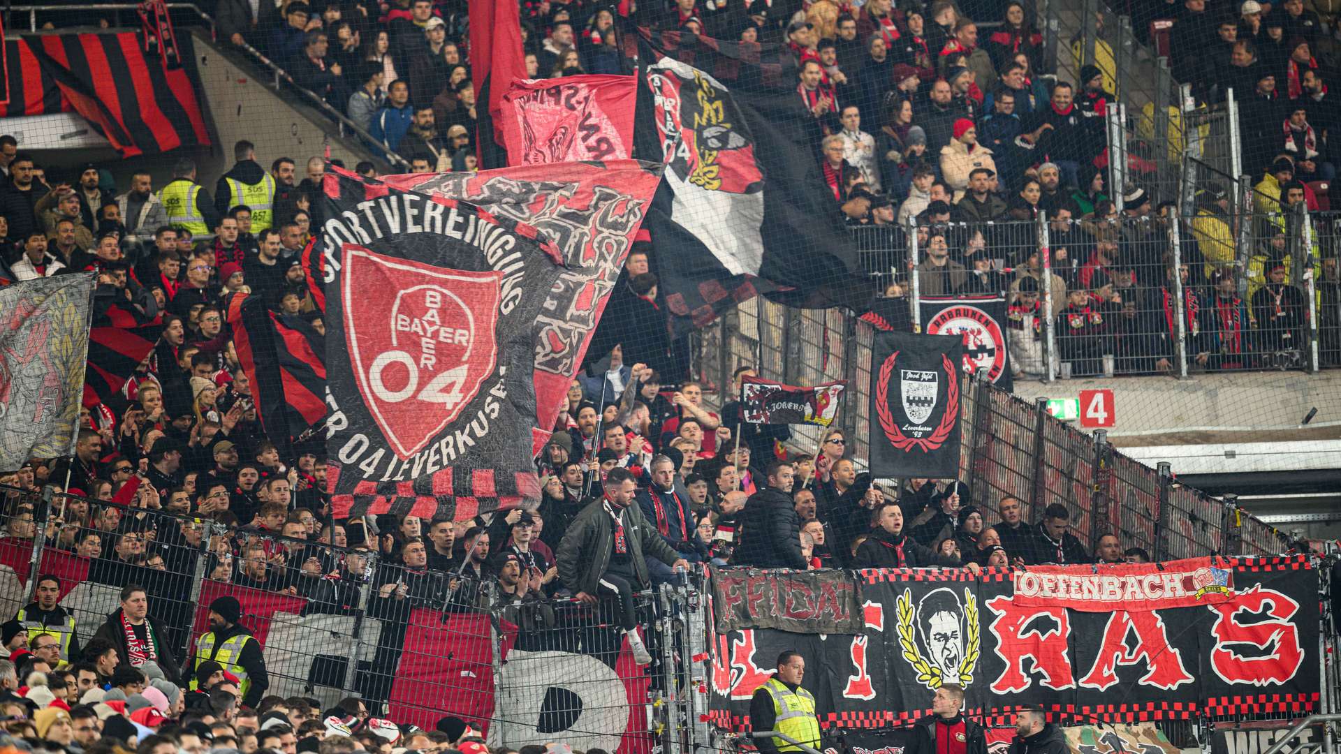 Bayer 04-Fans in Stuttgart