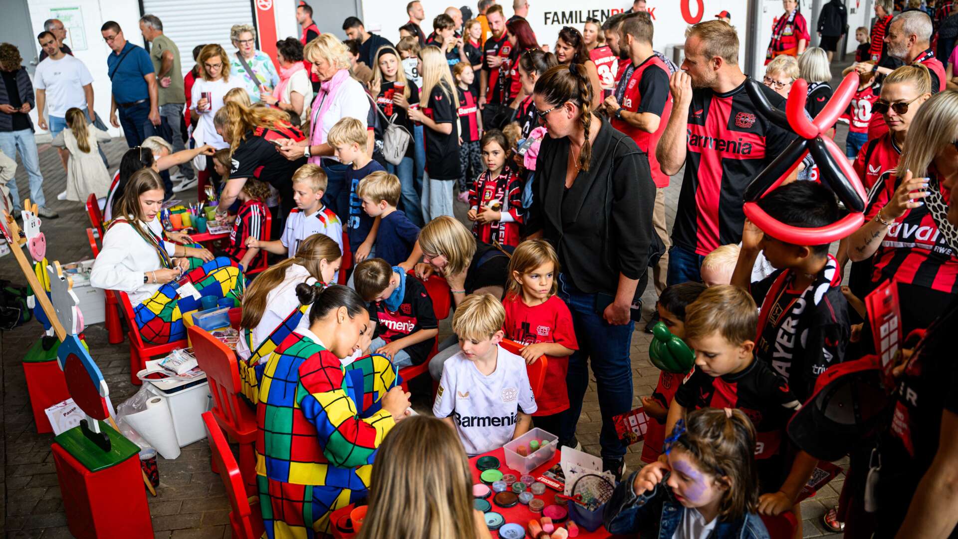 Fans bei der Saisoneröffnung