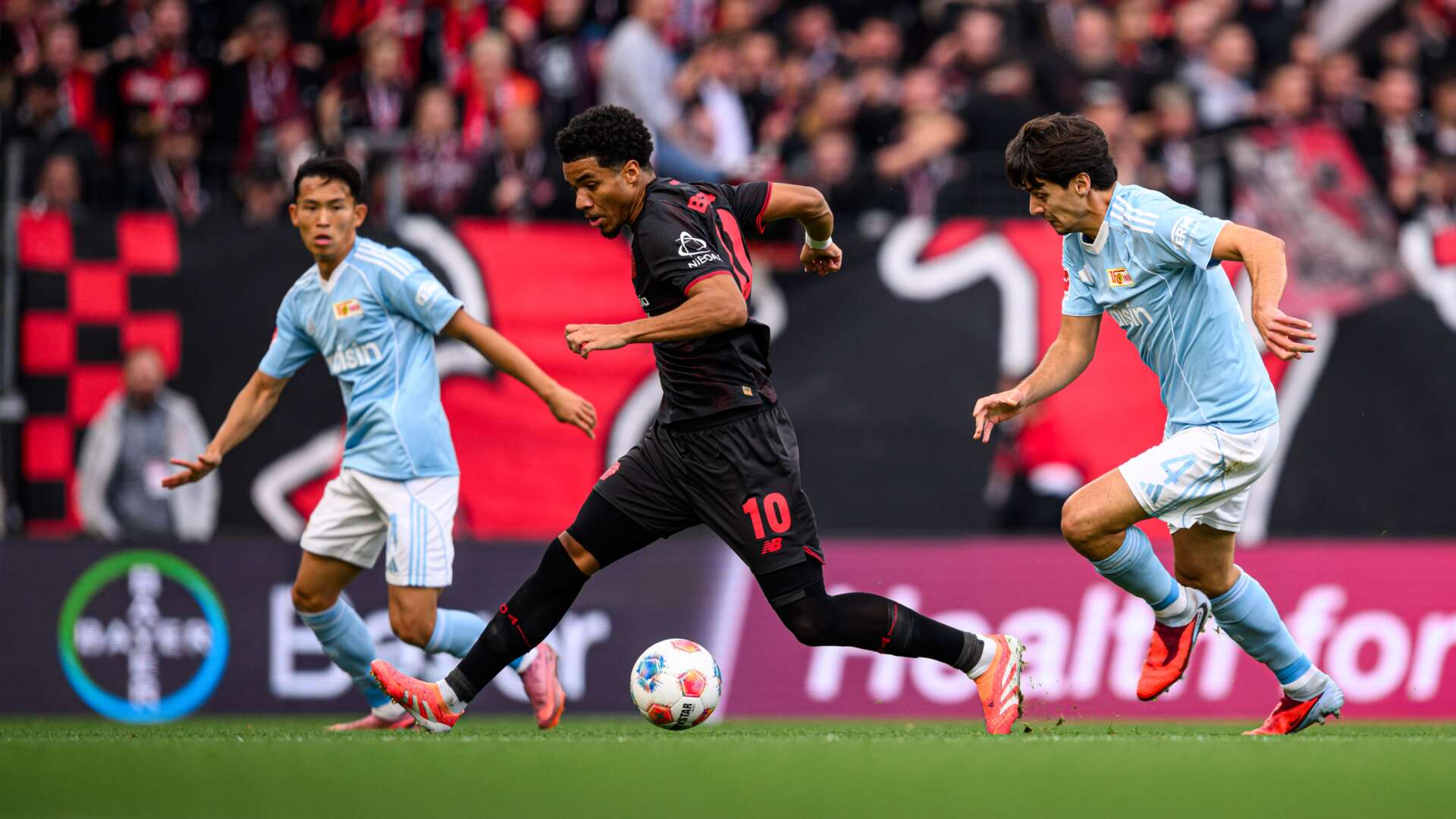 Malik Tillman gegen den 1. FC Union Berlin