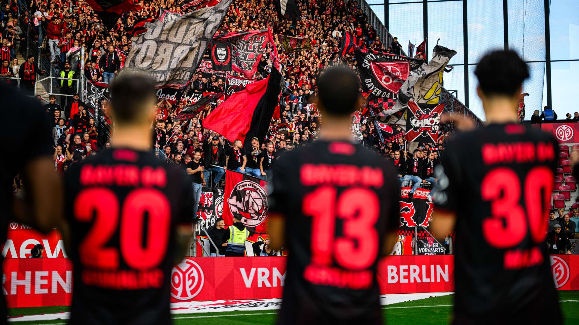 Grimaldo, Arthur und Maza feiern mit den Fans