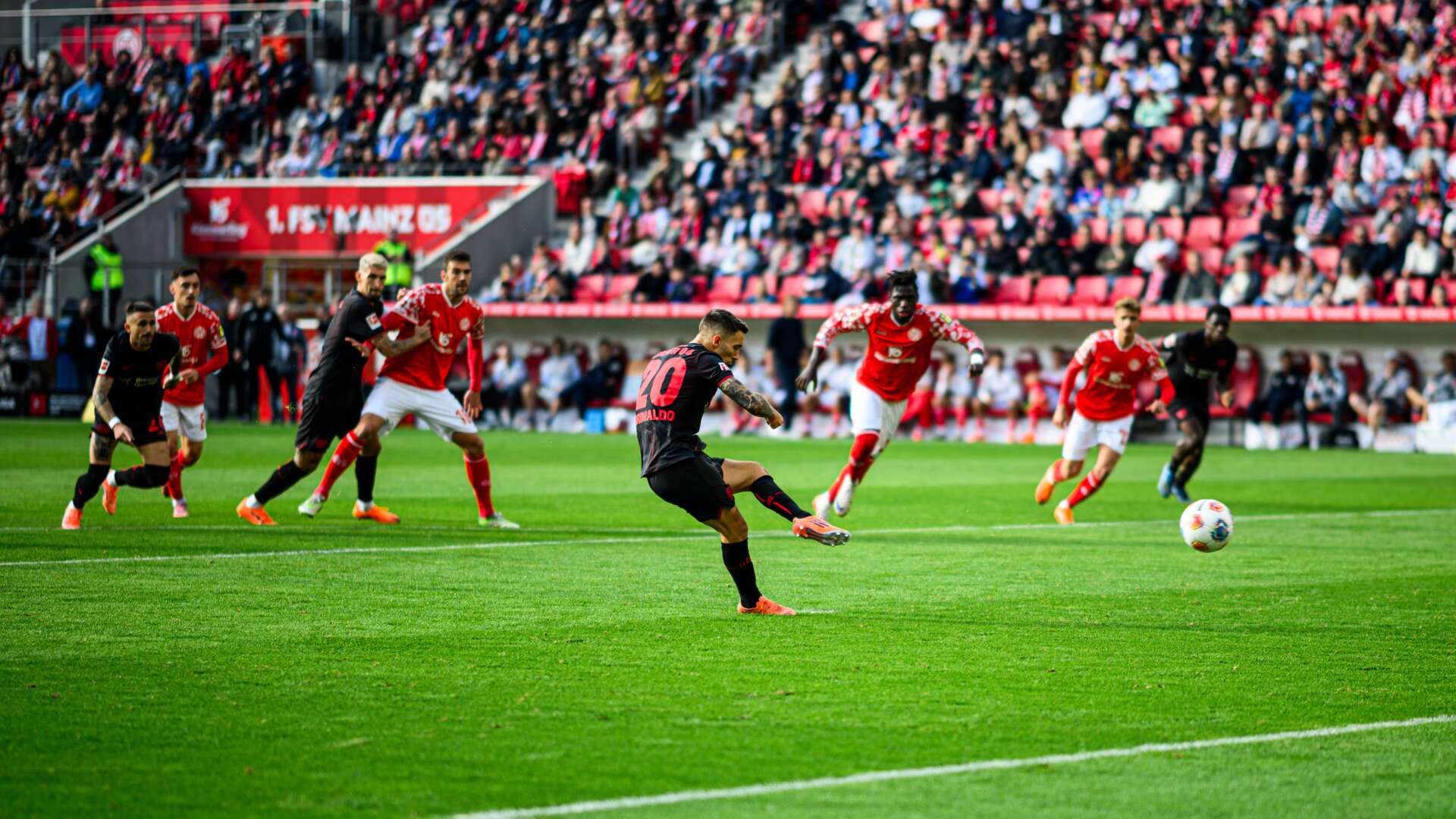 Alejandro Grimaldo verwandelt den Elfmeter