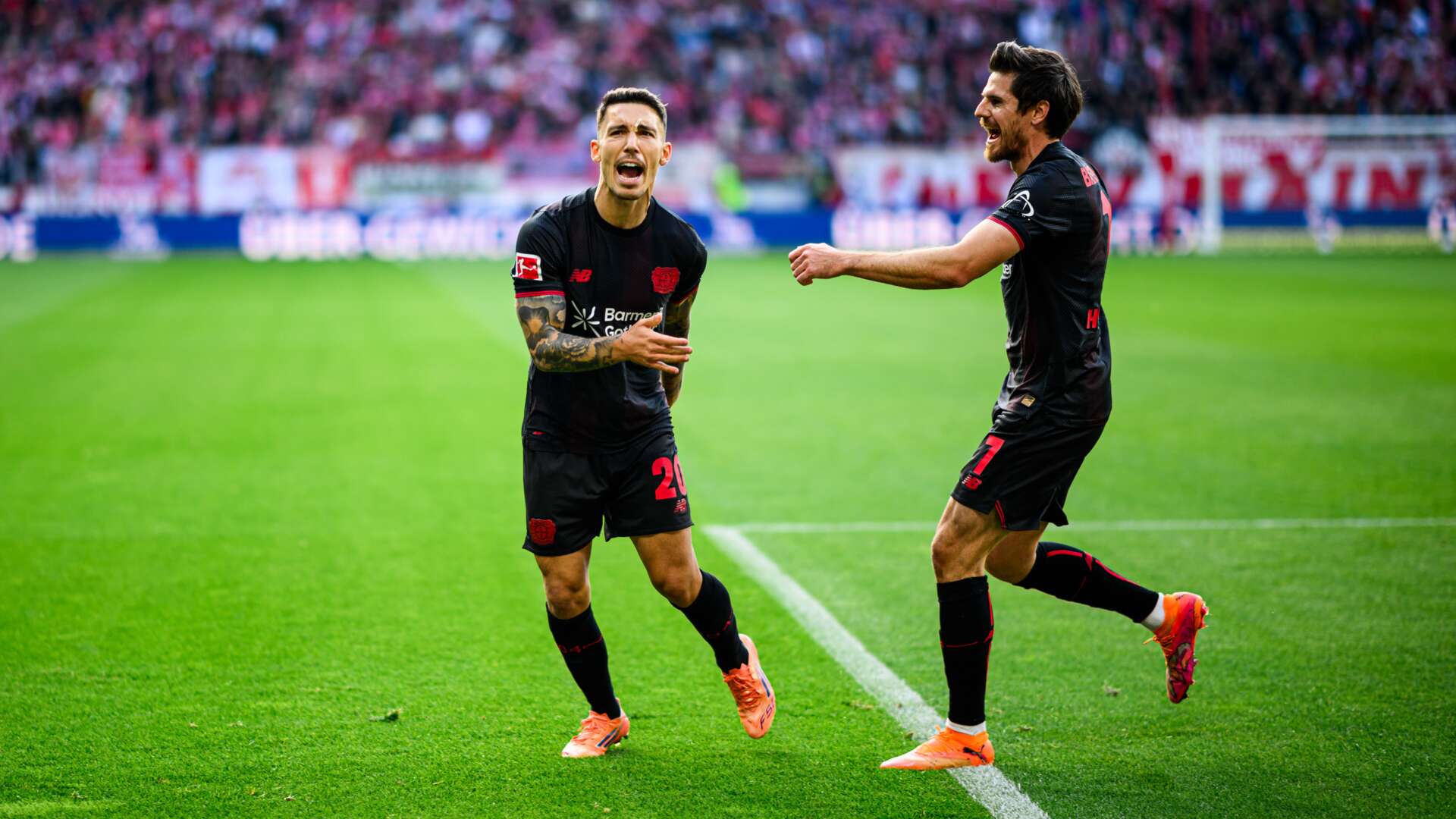 Alejandro Grimaldo und Jonas Hofmann beim Torjubel