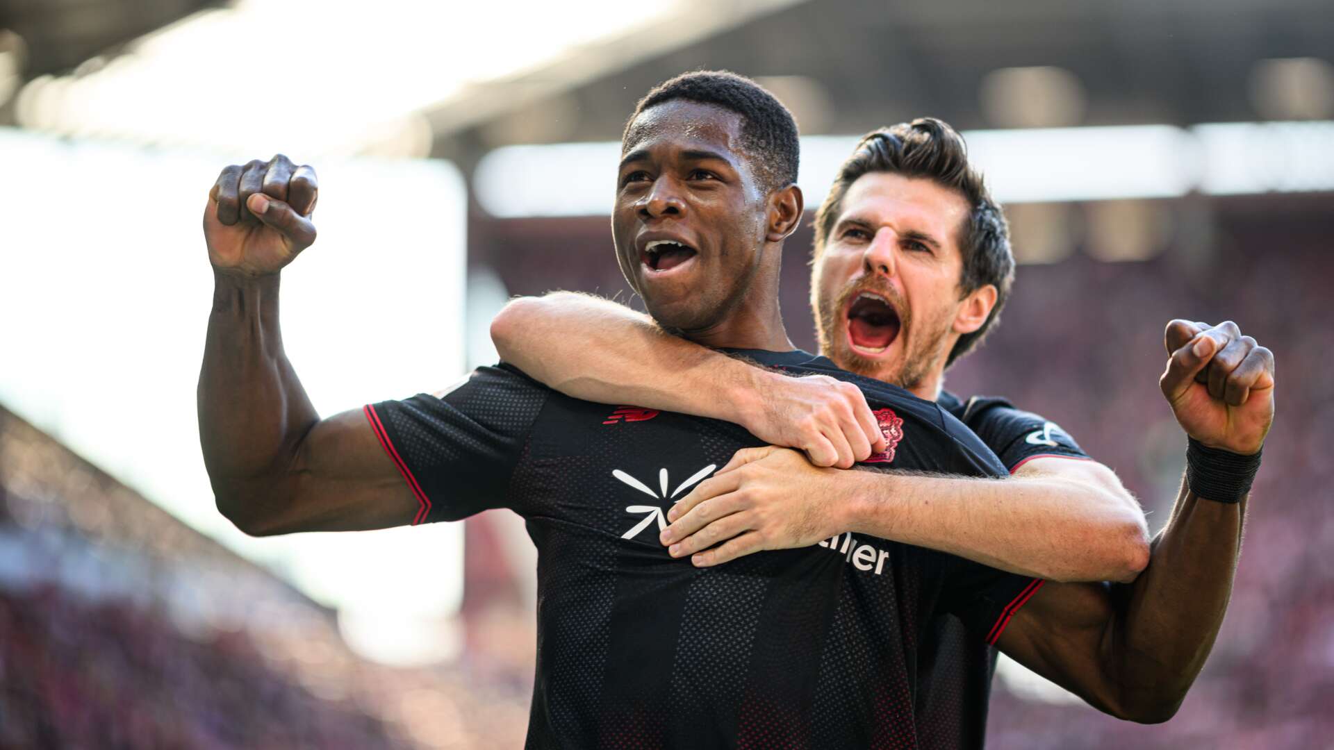 Christian Kofane und Jonas Hofmann beim Torjubel