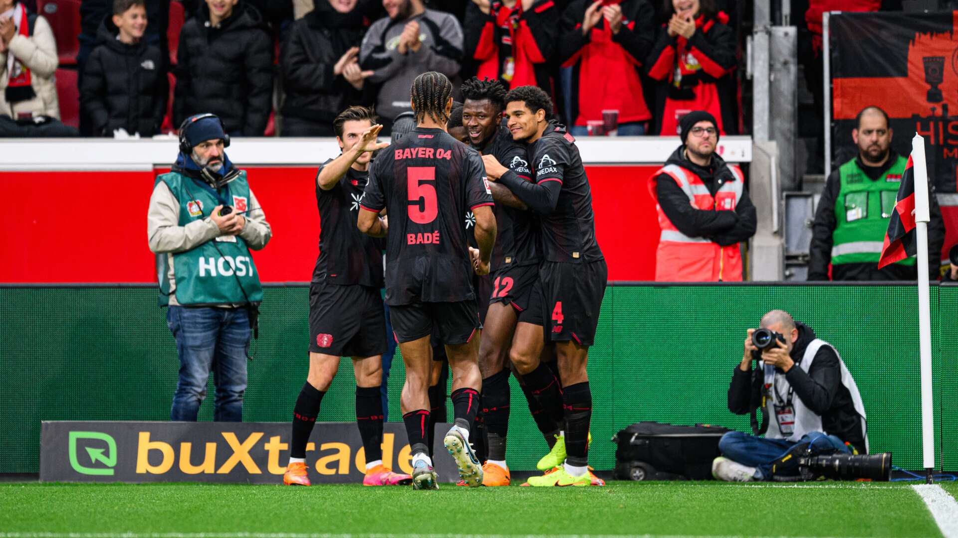 Werkself beim Torjubel nach dem 2:0 gegen Freiburg