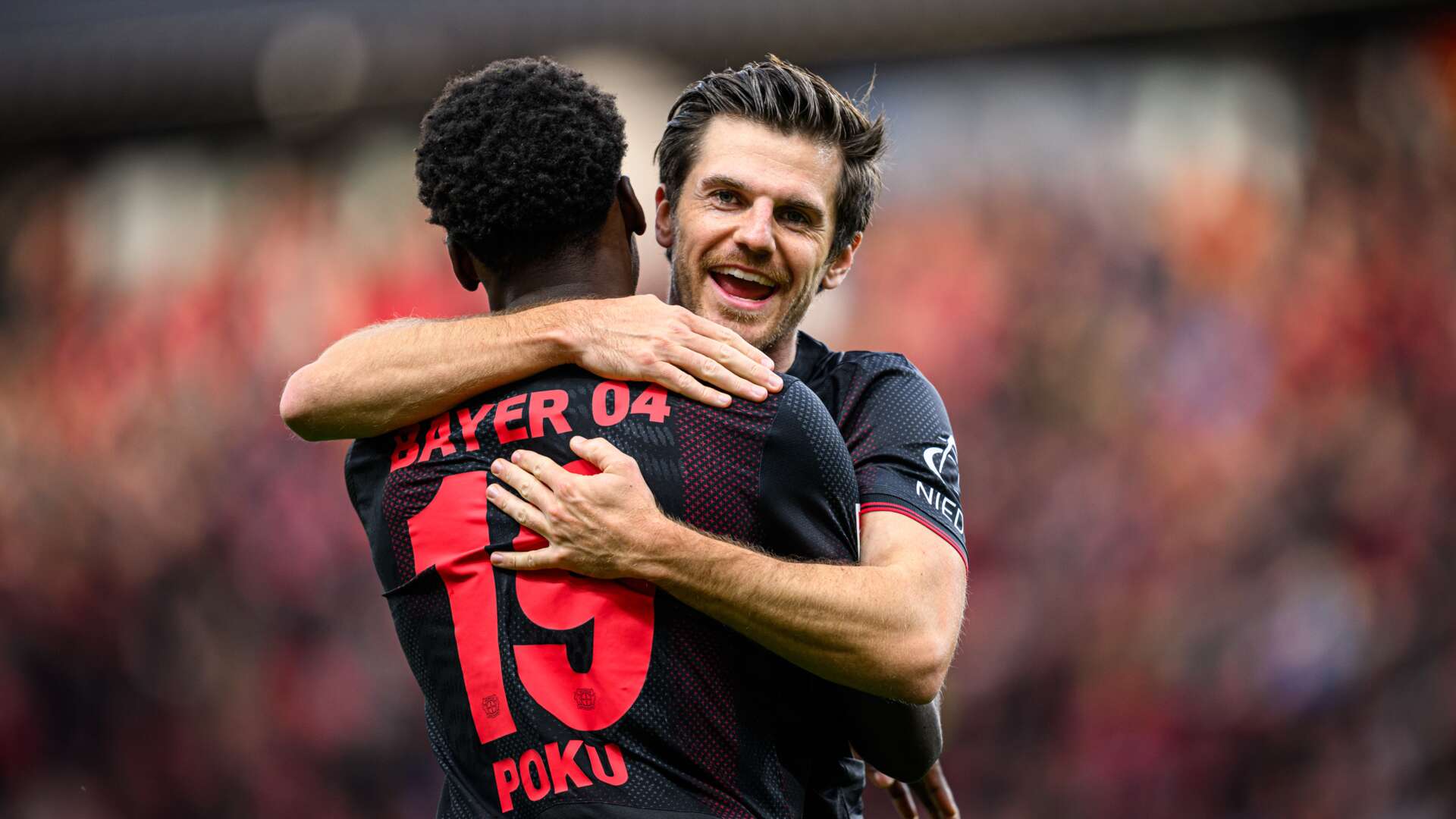 Ernest Poku und Jonas Hofmann beim Torjubel