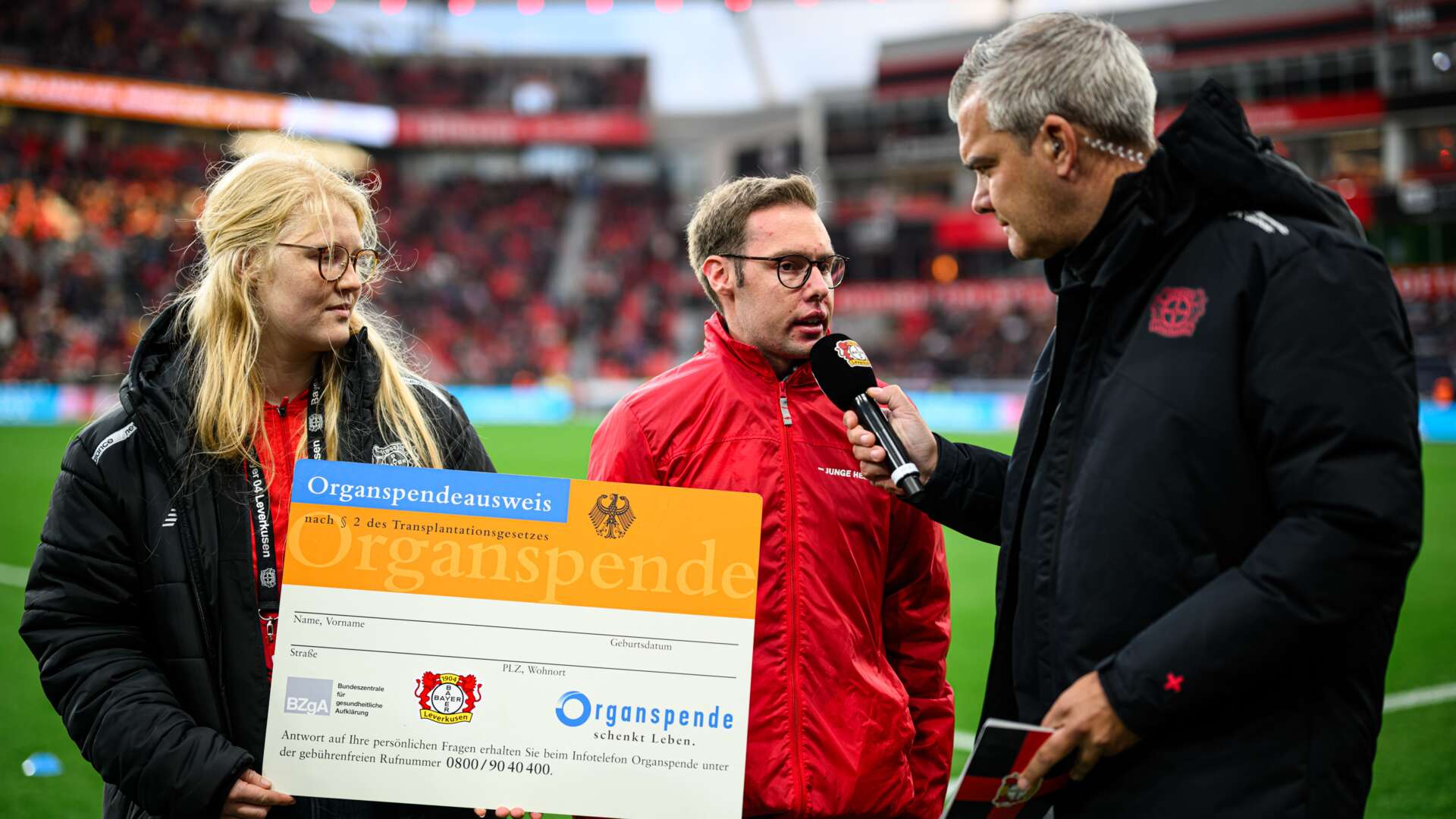Leonie Stirn von Bayer 04 mit dem Organspendeausweis