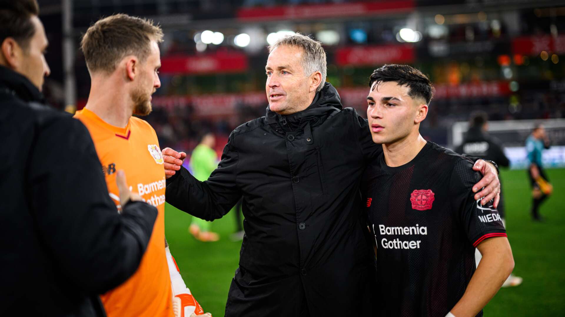 Kasper Hjulmand mit Alejo Sarco und Mark Flekken