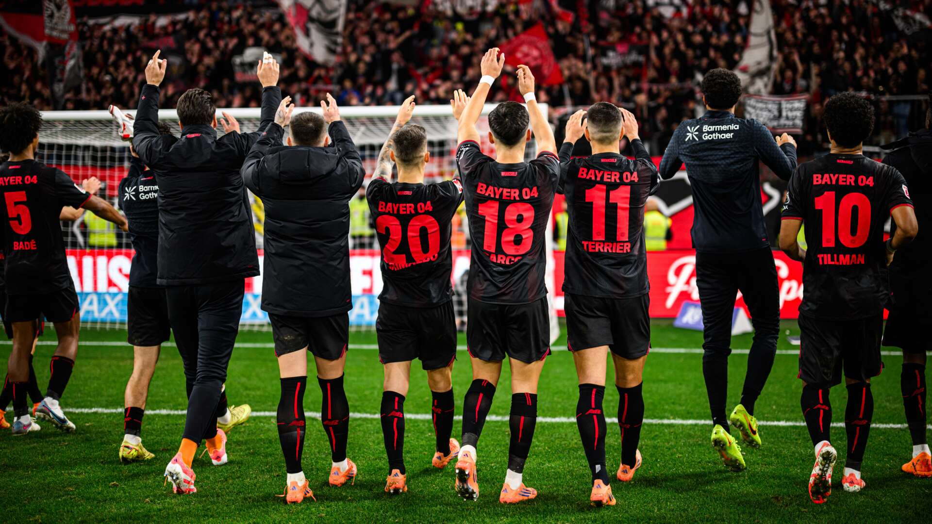 Jubel nach Abpfiff mit den Fans