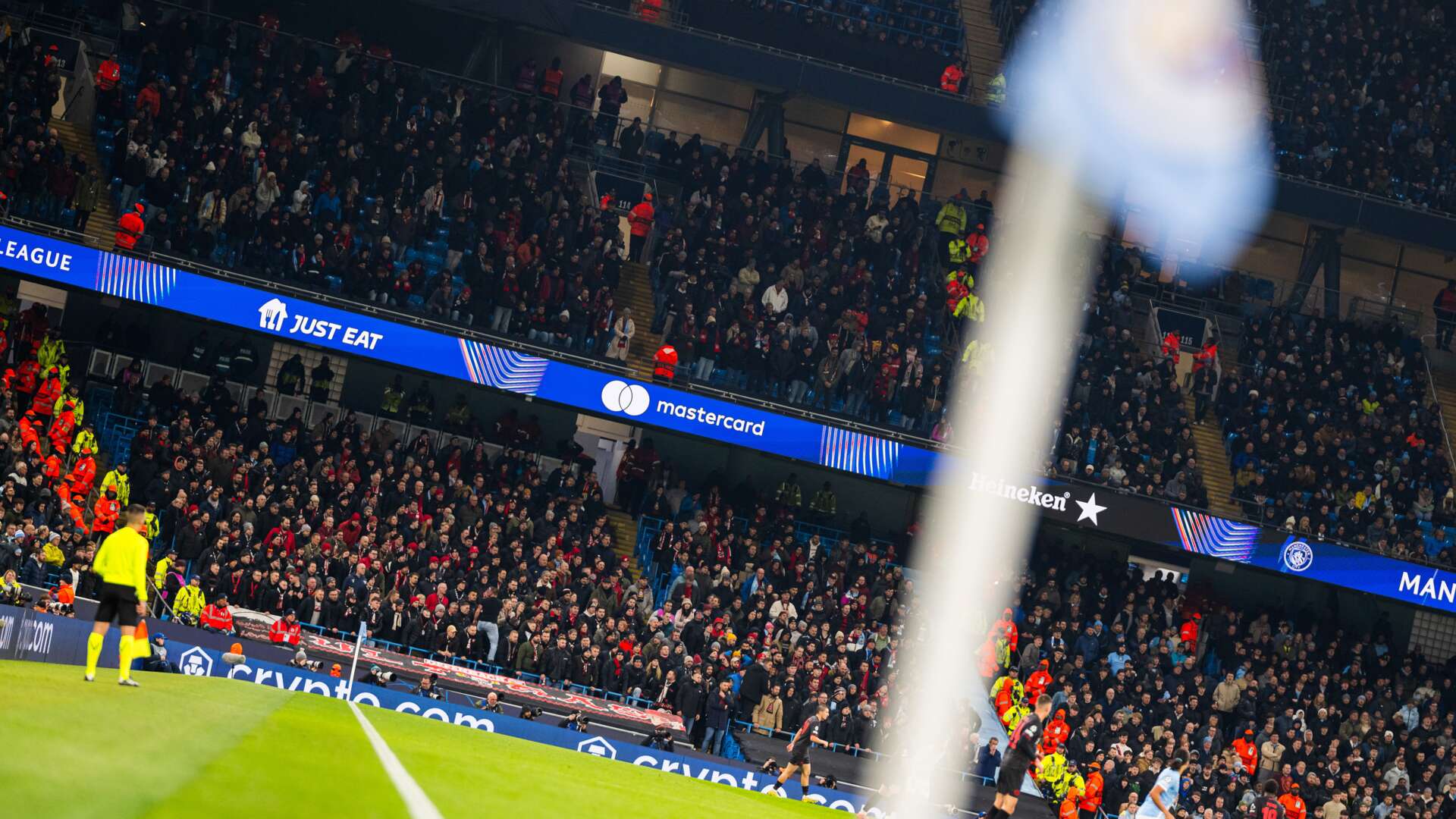 Die Bayer 04-Kurve in Manchester