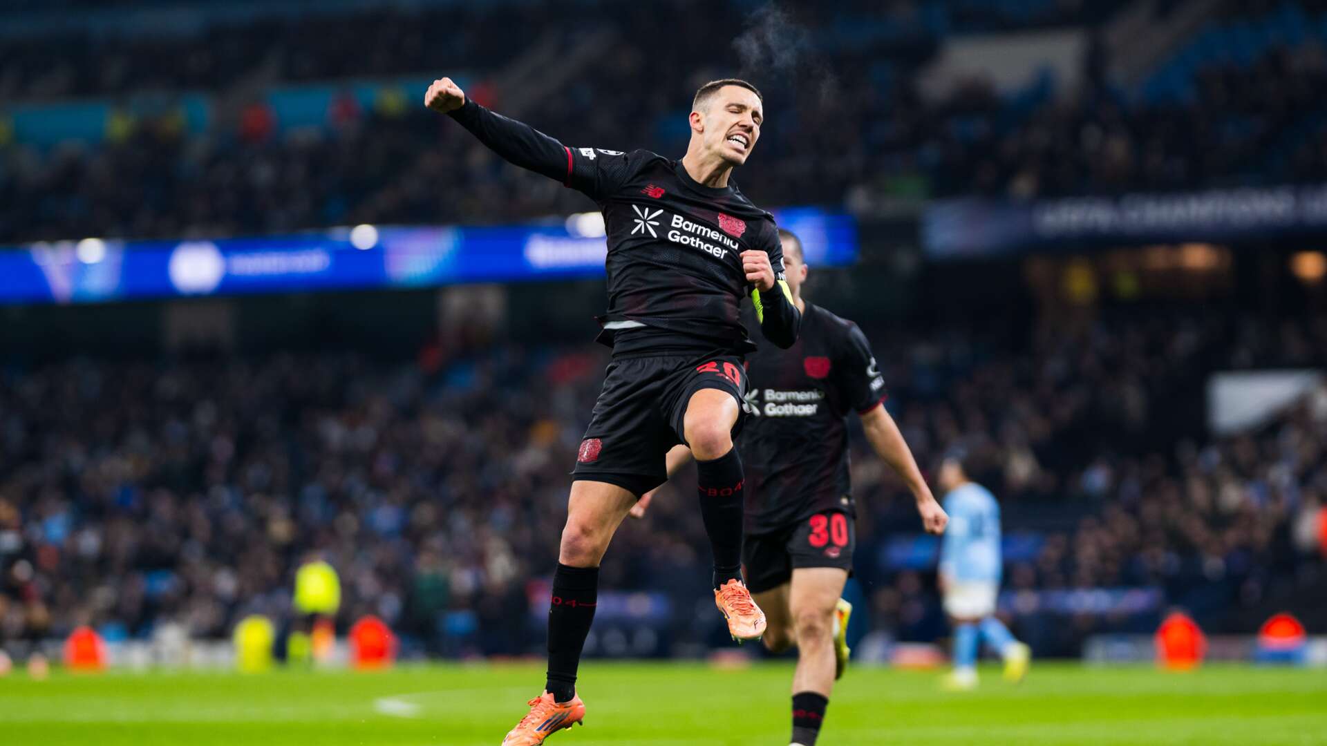 Alejandro Grimaldo bejubelt seinen Treffer zum 1:0