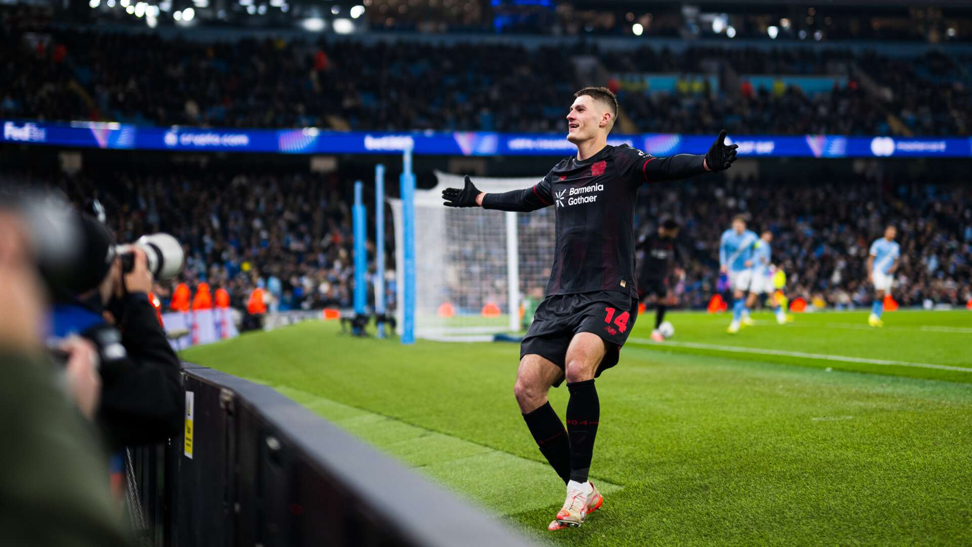 Patrik Schick bejubelt das 2:0 vor der Kurve