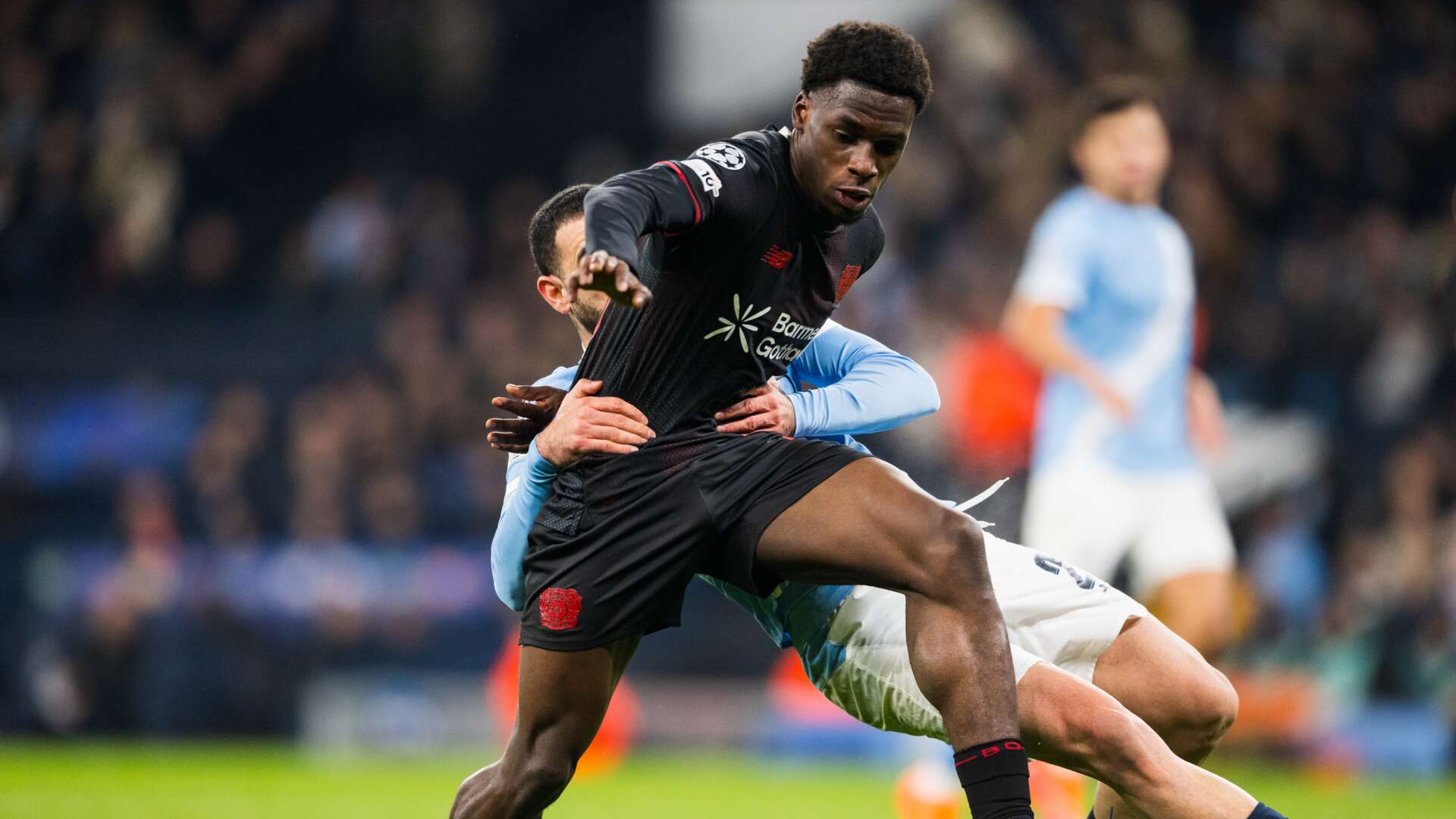 Ernest Poku wird von Rayan Aït-Nouri umrungen.