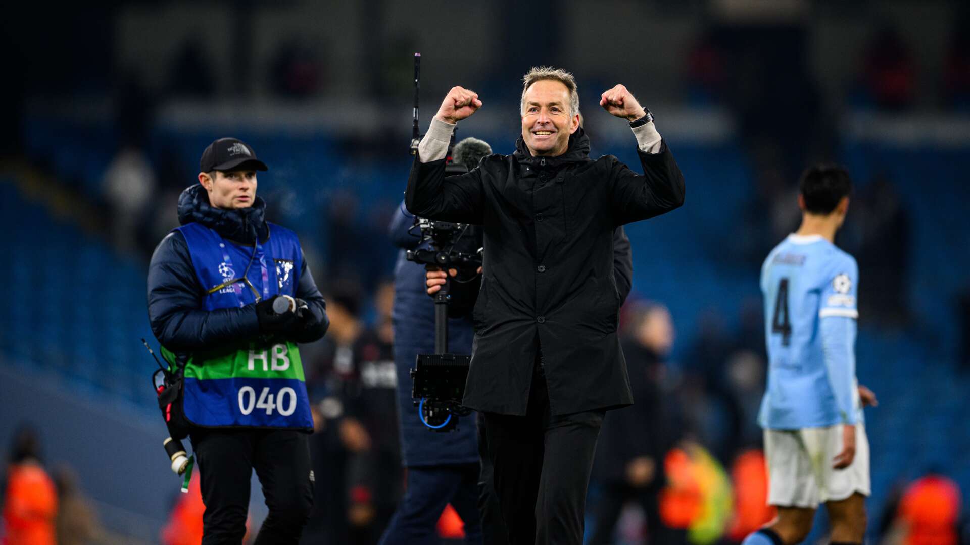 Kasper Hjulmand nach Abpfiff vor der Kurve