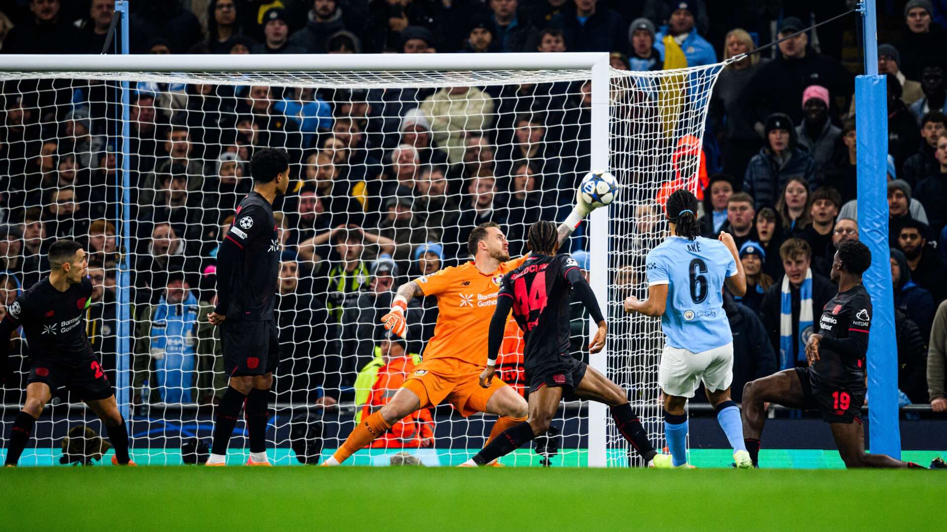 Mark Flekken pariert gegen Nathan Aké
