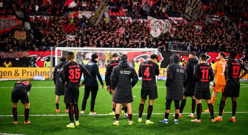 Mannschaft nach Abpfiff vor der Kurve