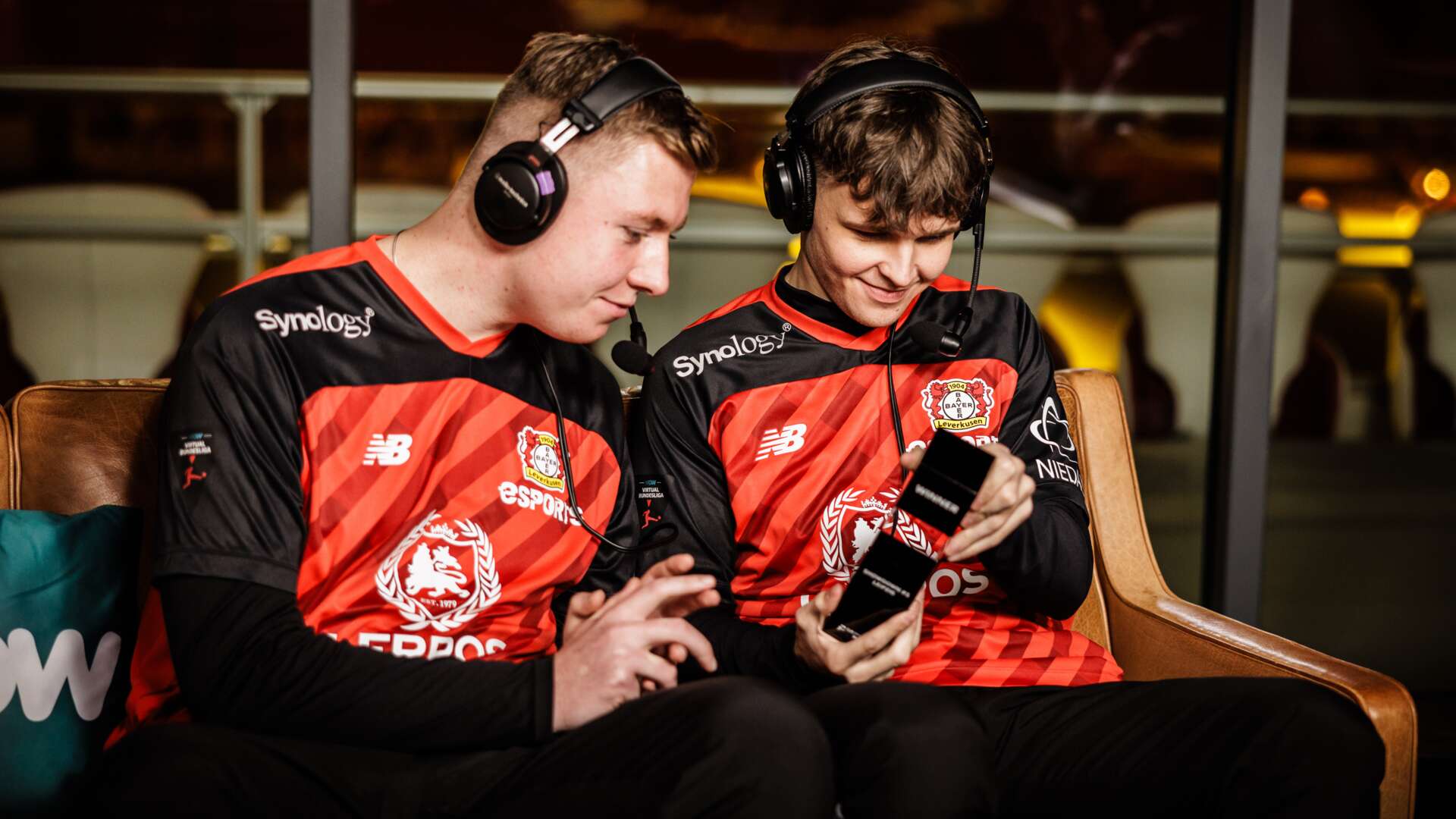 Ein echter Hingucker: Marc und Sean bestaunen ihren ersten Titel mit Bayer 04