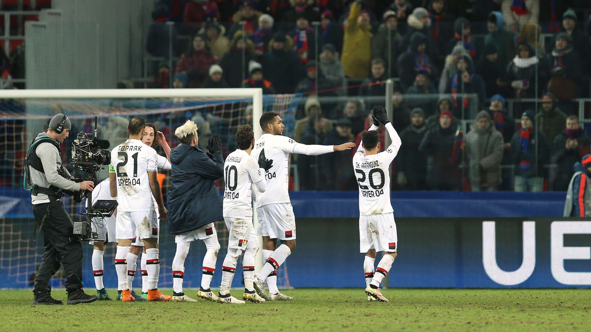 crop_Abpfiff_Toprak_Kampl_Baumgartlinger_Tah_Aranguiz.jpg