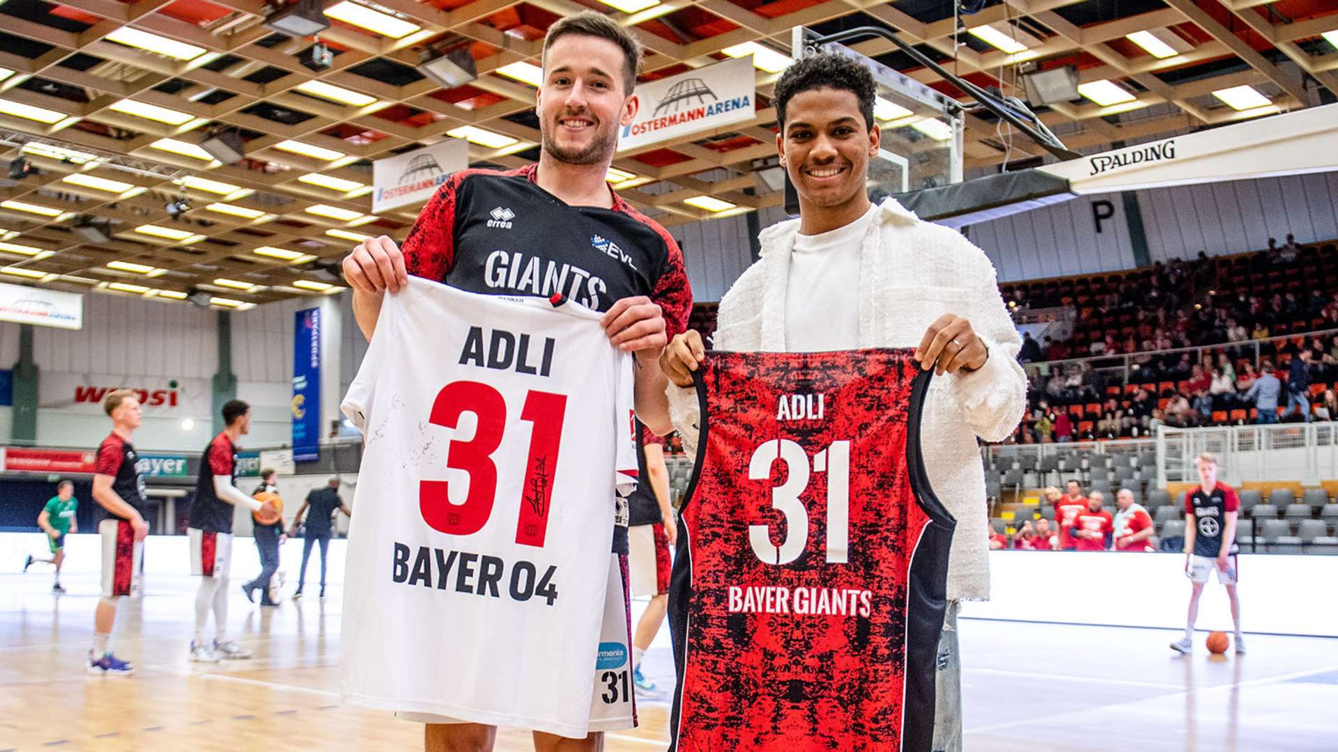 Amine Adli beim Basketball