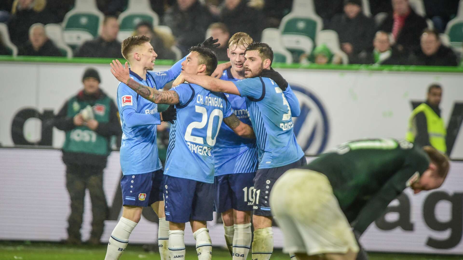 Charles Aranguiz und das Team beim Jubel