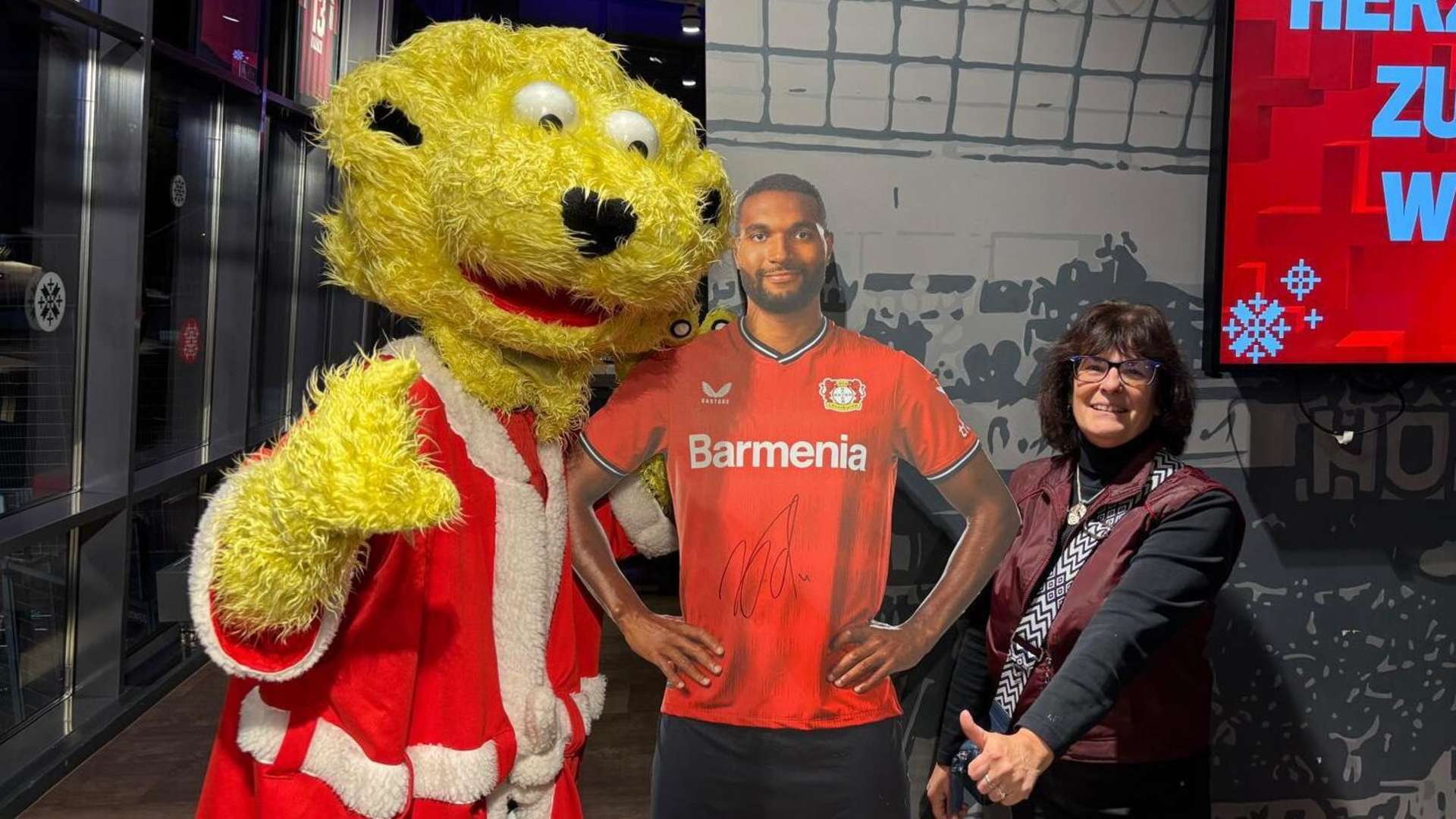Verloster Papp-Aufsteller von Jonathan Tah