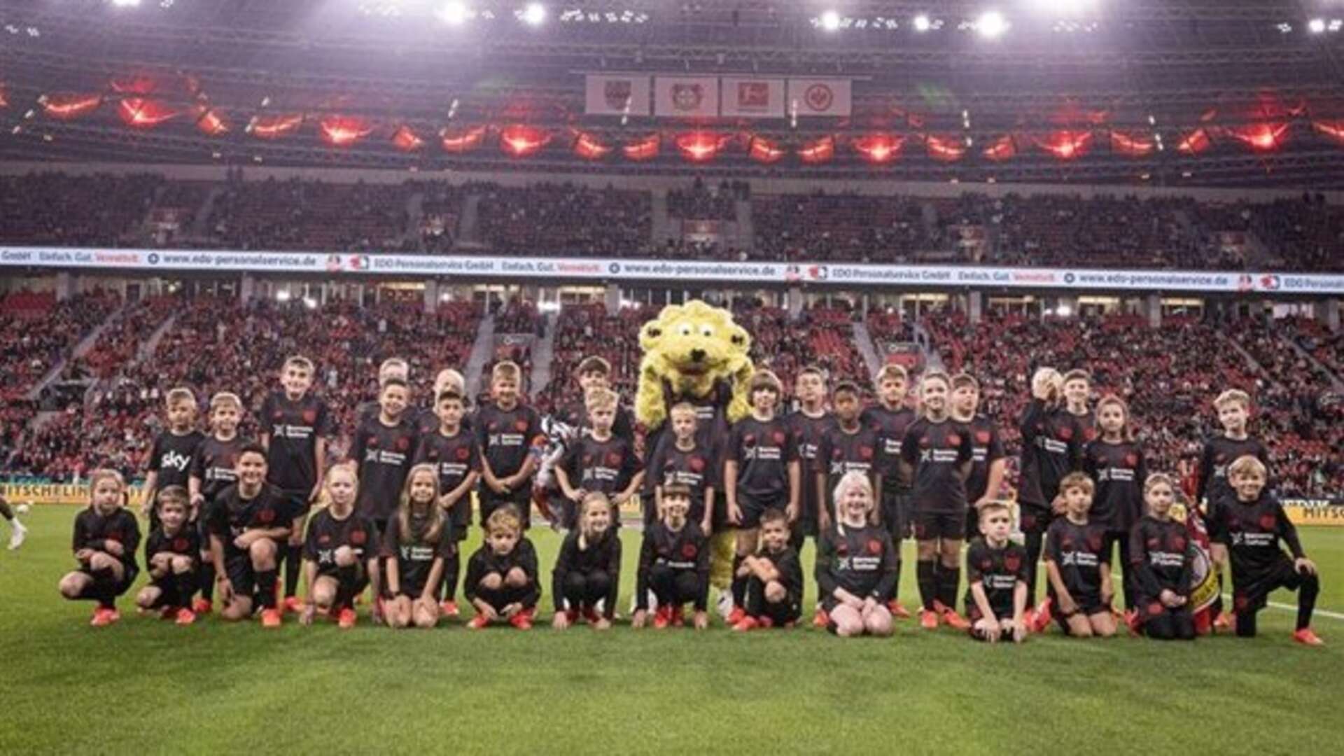 Teens als Bannerträger gegen Frankfurt