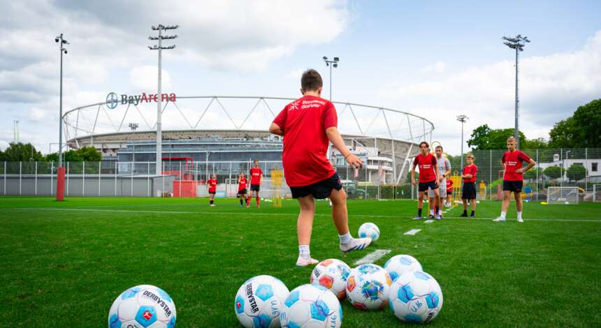 Clubmitglieder kicken vor der BayArena