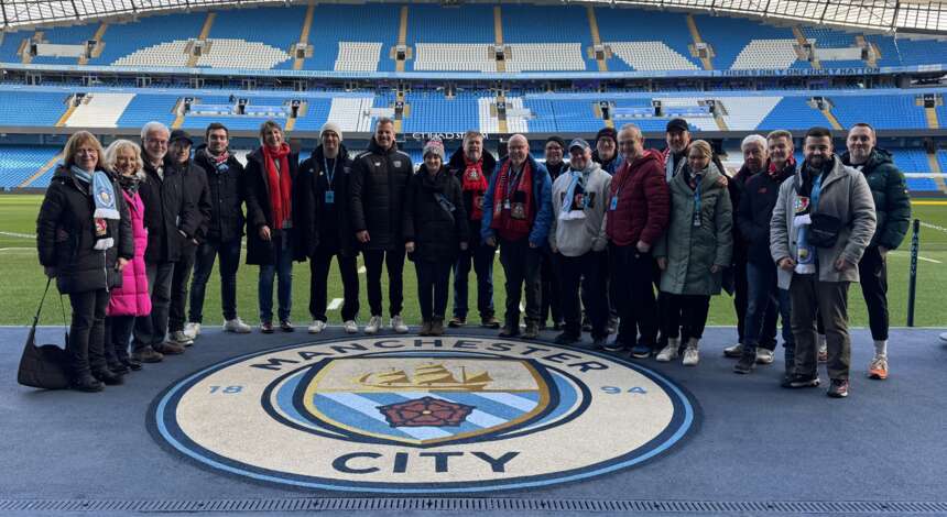 Clubmitglieder bei der Stadiontour im City of Manchester Stadium