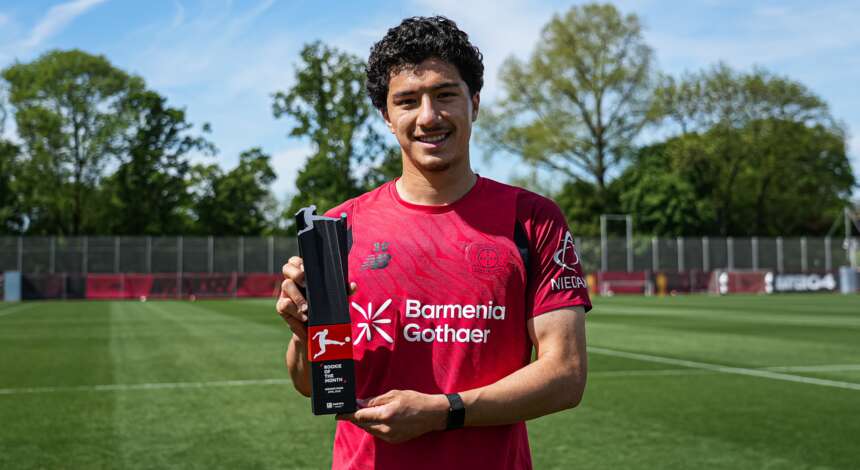 Ibrahim Maza mit der Trophäe Bundesliga-„Rookie des Monats“ April 2026