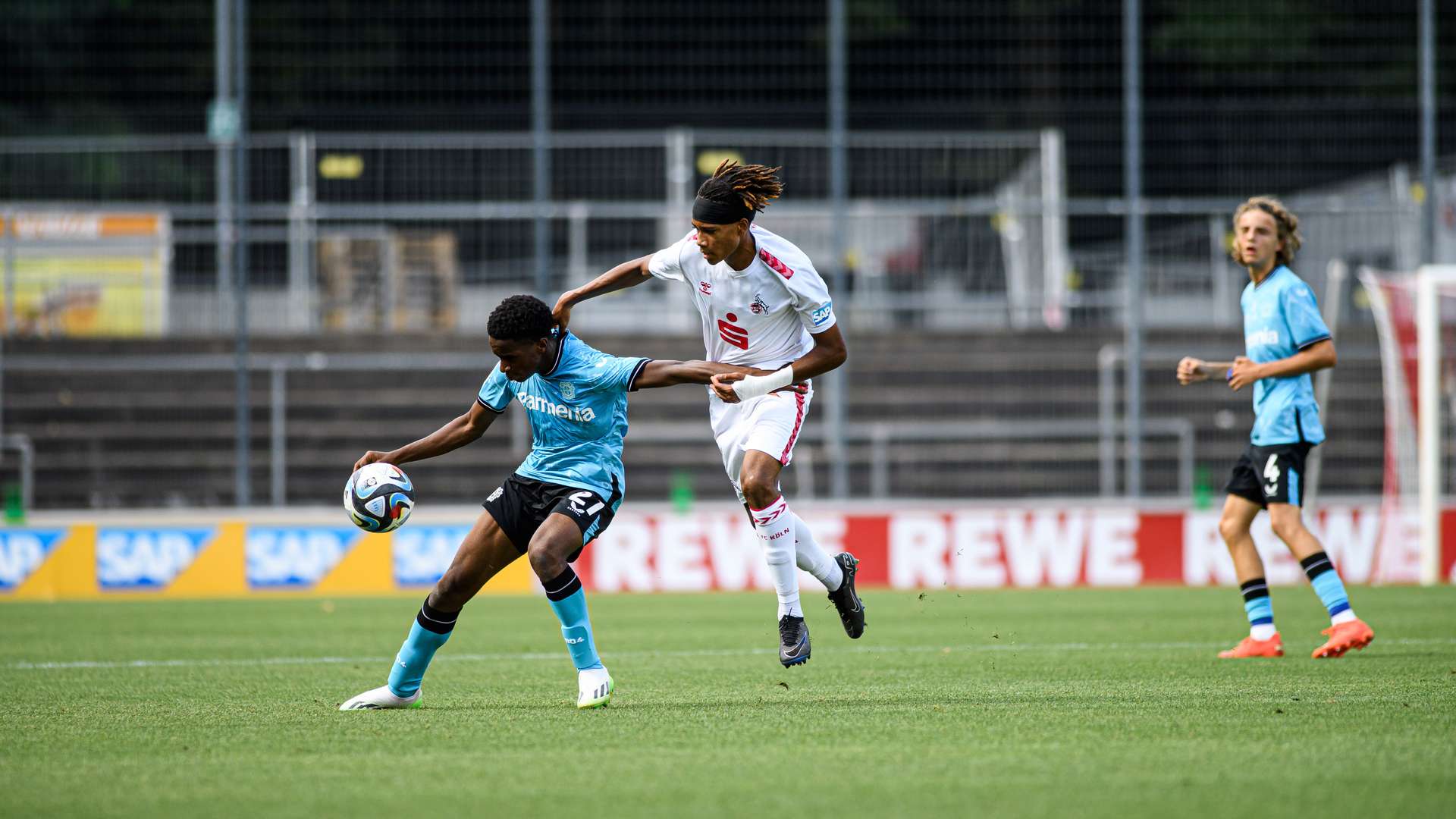 Melvin Ukpeigbe im Duell mit Köln