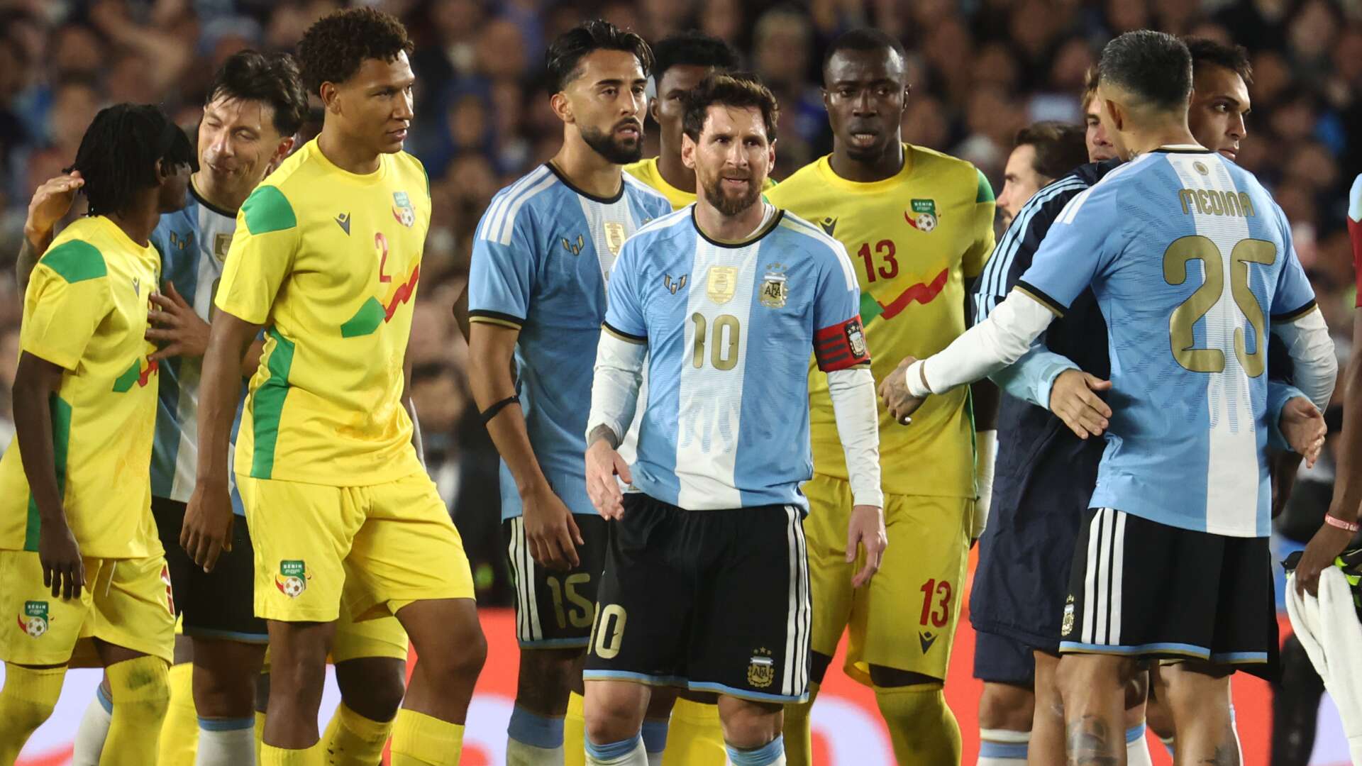 Facundo Medina und Lionel Messi für Argentinien