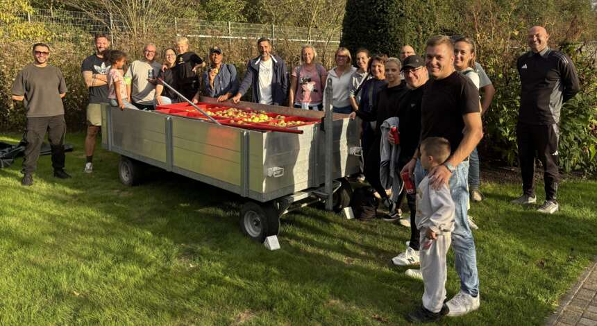 Eltern von Nachwuchs-Kickern sammeln Streuobst am Leistungszentrum Kurtekotten