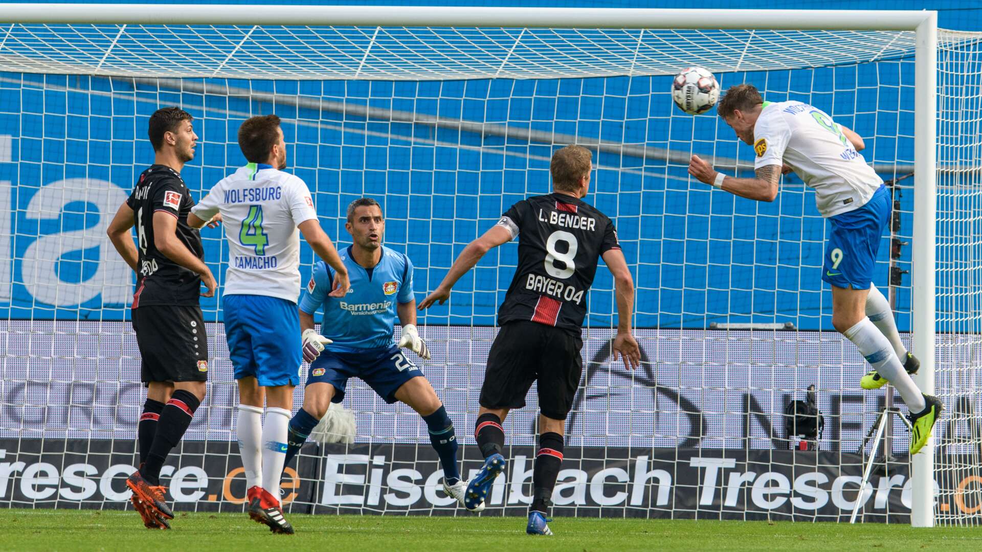 Lars Bender, Wout Weghorst