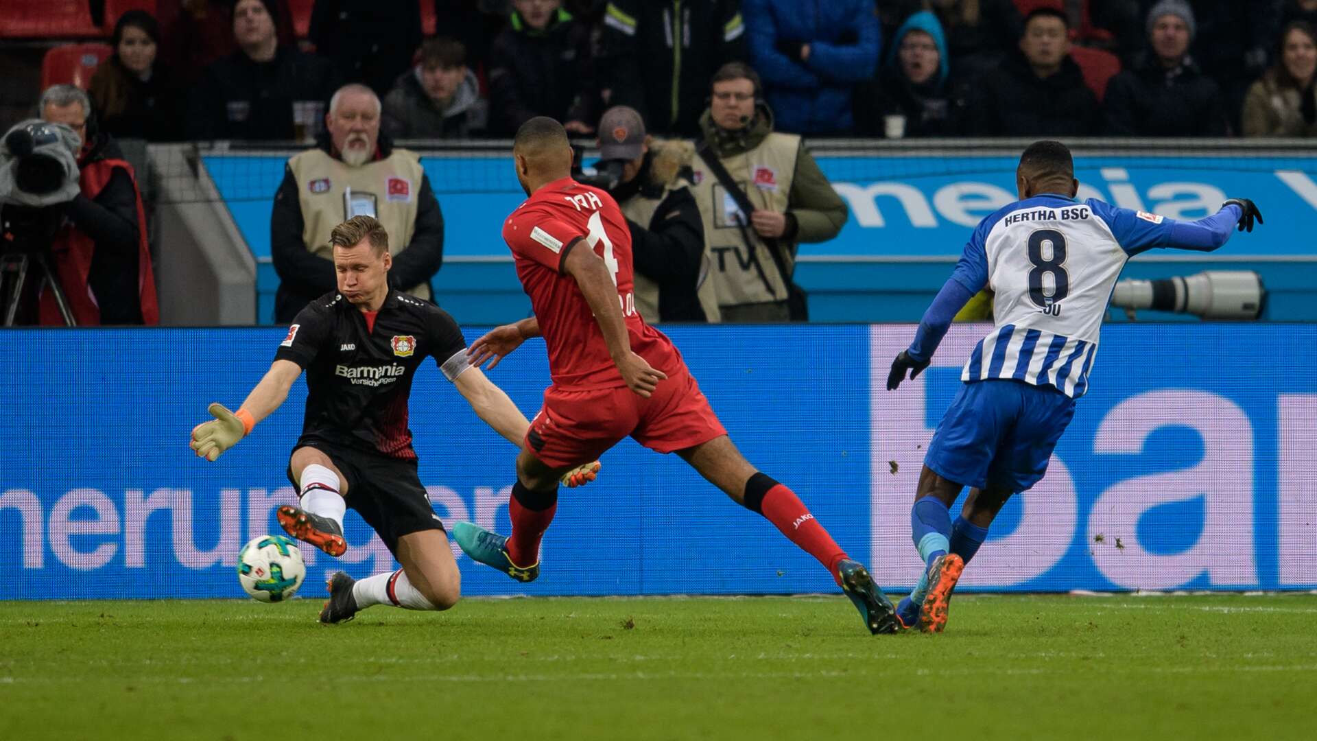 Jonathan Tah, Bernd Leno