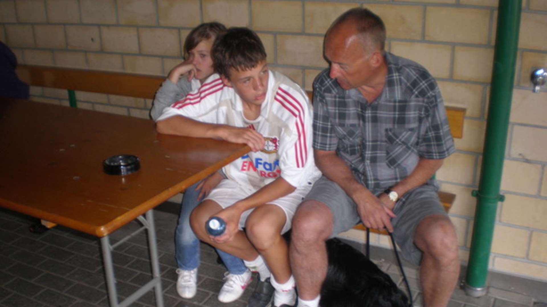 Jonas Meffert bei einem Turnier in Bad Ragaz (CH), 2009, mit Schwester Kira, Vater Ralf und Hund Bagira; Bildquelle: privat