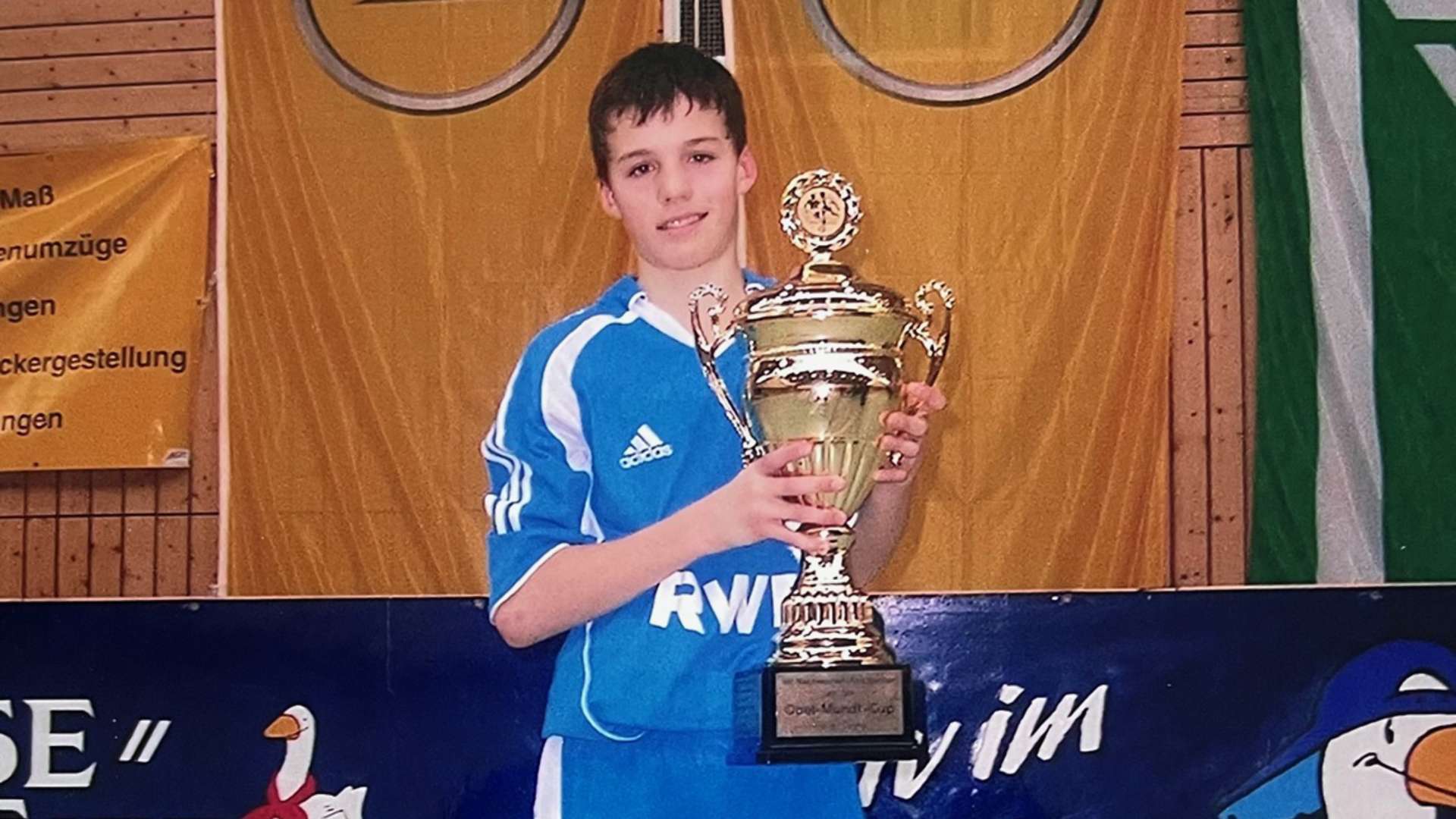 Jonas Meffert mit Pokal bei einem Hallenturnier in Halle Saale; Bildquelle: privat