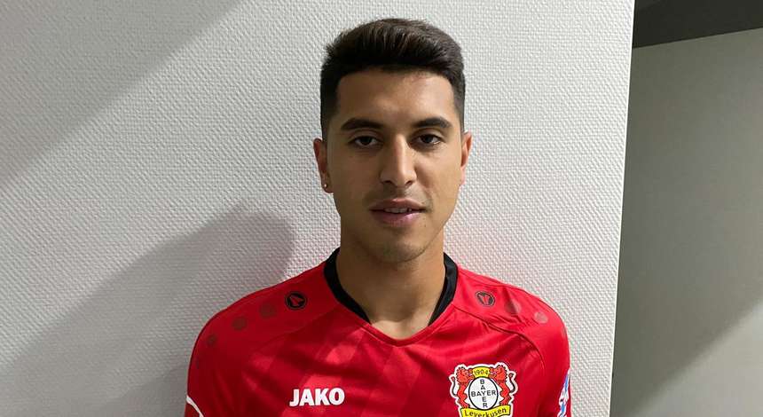 Bayer 04 Sign Exequiel Palacios Bayer04 De