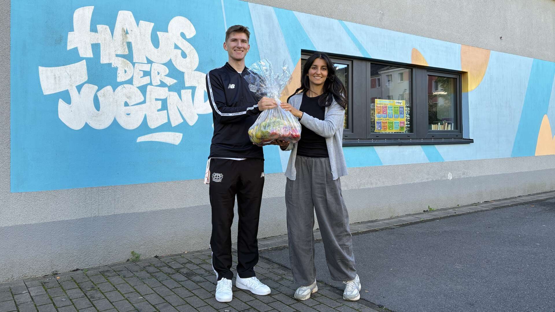 Übergabe eines Obstkorbes
