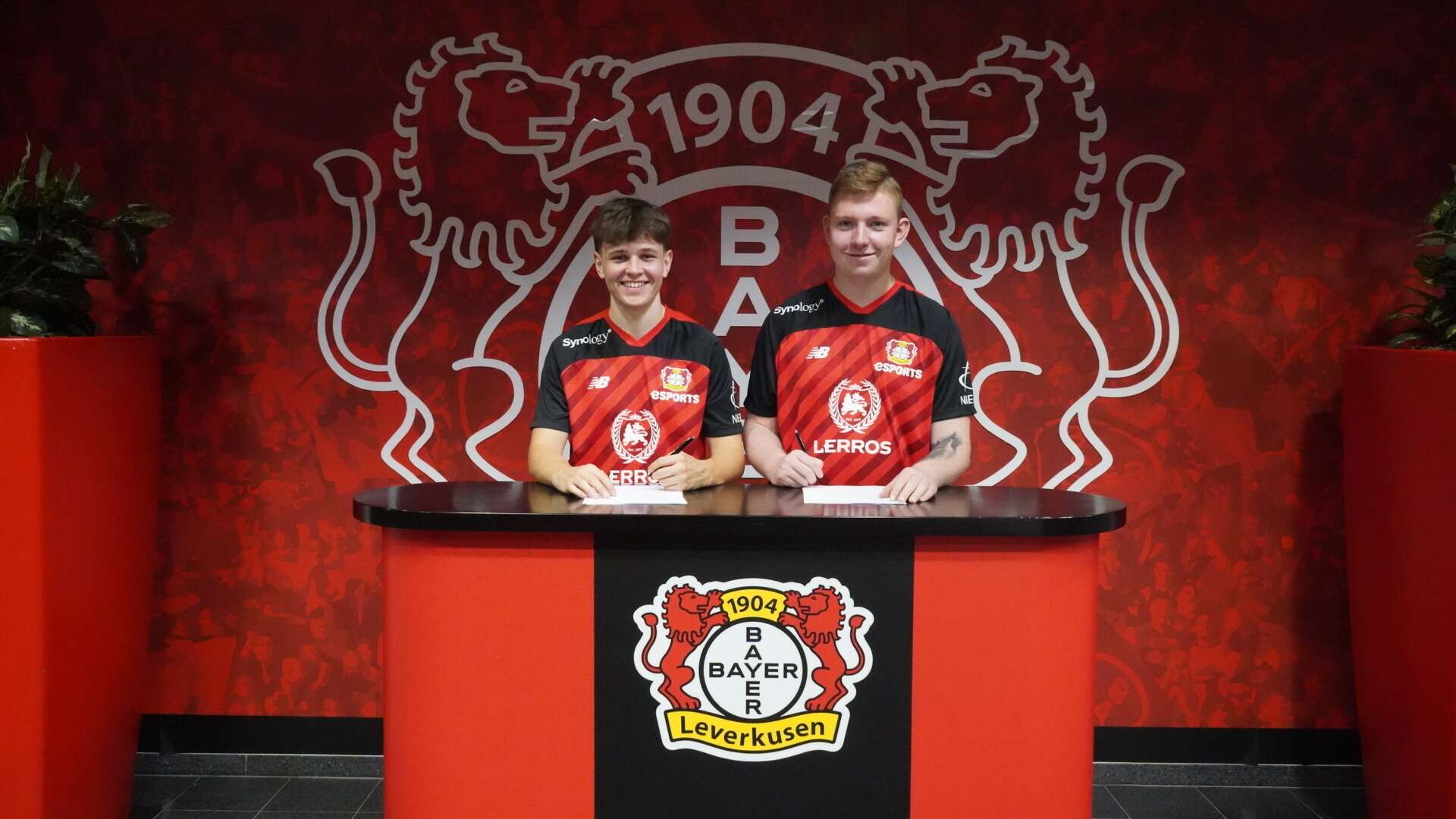 Marc und Sean Landwehr bei ihrer Vertragsunterzeichnung
