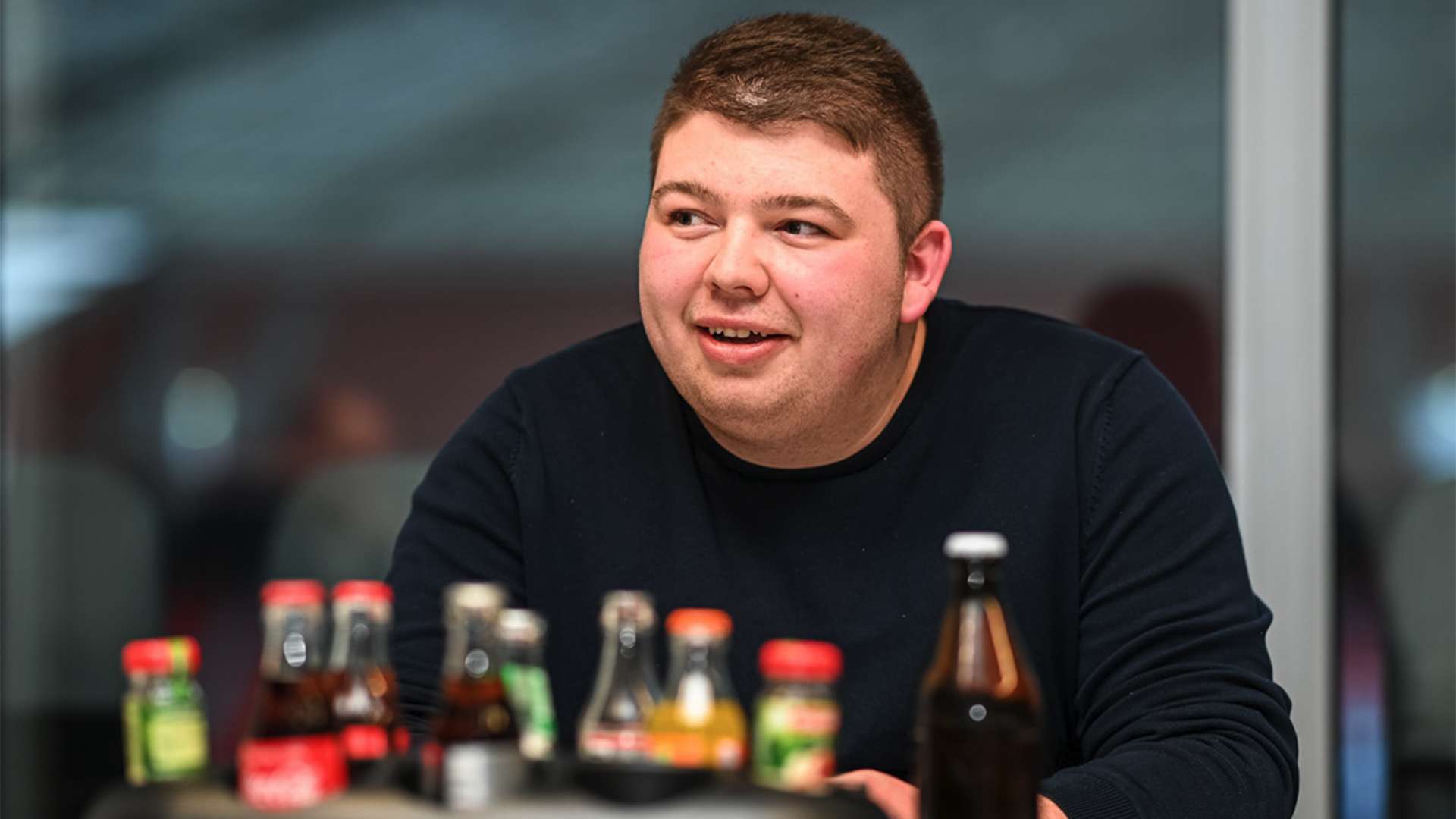 Marco Schmitz – 18 Jahre, Bayer 04-Fan seit 12 Jahren, Mitglied der aktiven Fanszene und Bezug zum Bayer 04-Fanprojekt, bis zum Corona-Ausbruch auch Fahrten zu allen Auswärtsspielen.