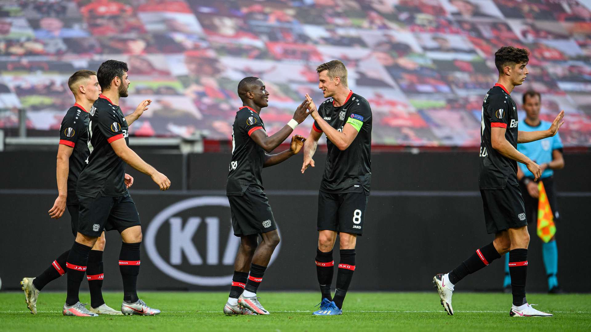Jugadores del Bayer Leverkusen celebrando un gol. Fuente: <a href="https://twitter.com/bayer04_en/status/1291485171049472000?s=20">@bayer04_en</a>