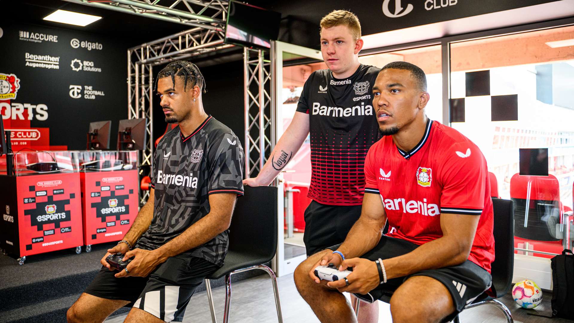 Die Football-Stars Amon-Ra und Equanimeous St. Brown mit eSportler Marc Landwehr in der BayArena