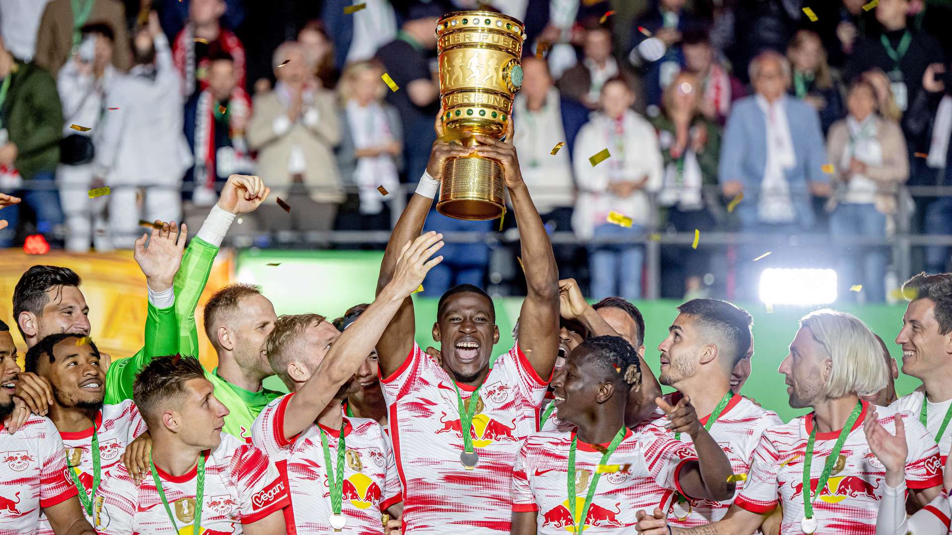 Nordi Mukiele mit dem DFB-Pokal