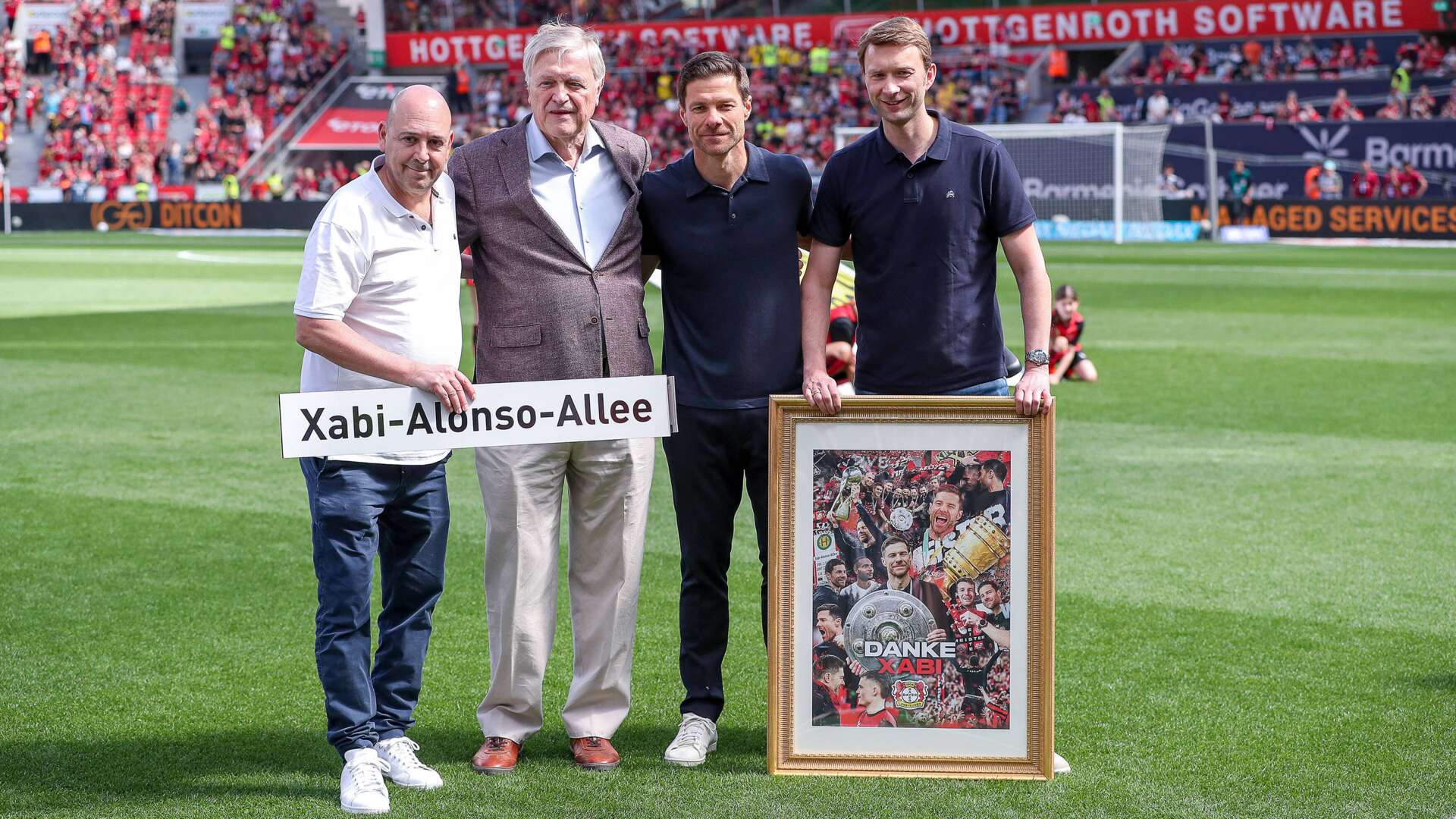 Werner Wenning mit Fernando Carro, Simon Rolfes und Xabi Alonso