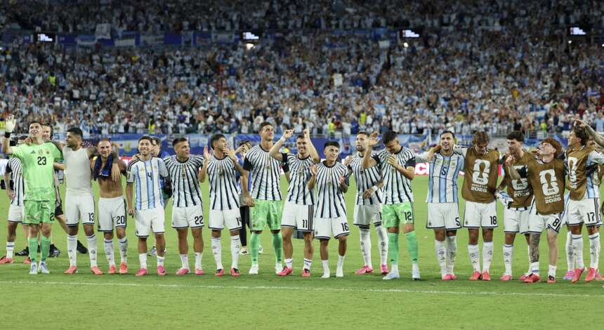 Argentinien um Exequiel Palacios feiert den Einzug ins Sechzehntelfinale