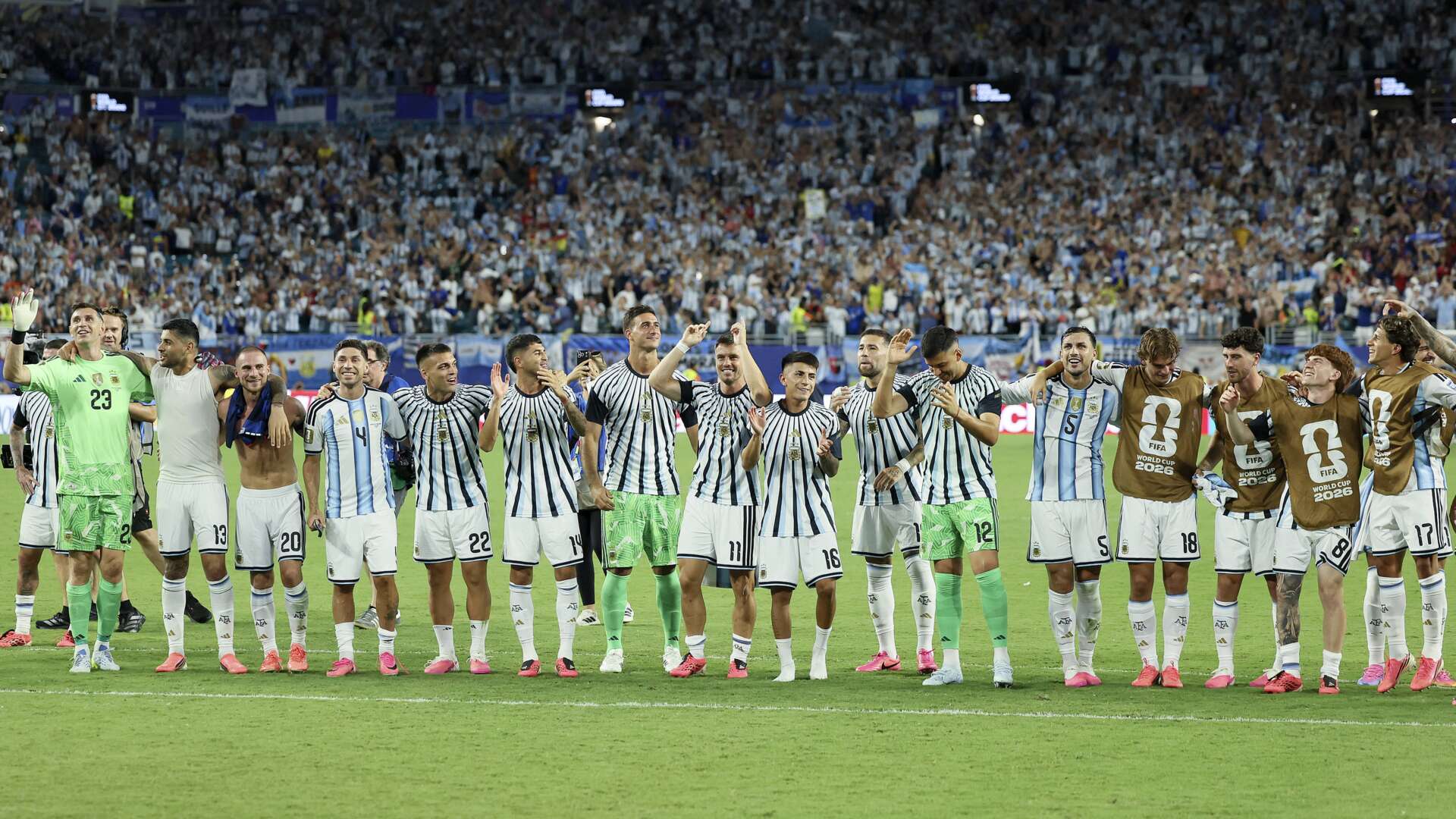 Argentinien um Exequiel Palacios feiert den Einzug ins Sechzehntelfinale