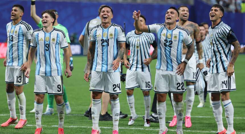 Argentinien um Exequiel Palacios feiert den Achtelfinal-Sieg gegen Ägypten