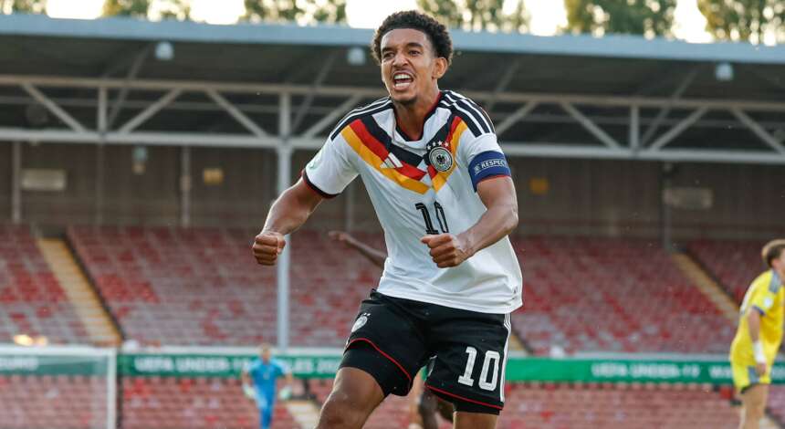 Francis Onyeka nach seinem Siegtreffer für die DFB-U19 im EM-Halbfinale gegen die Ukraine