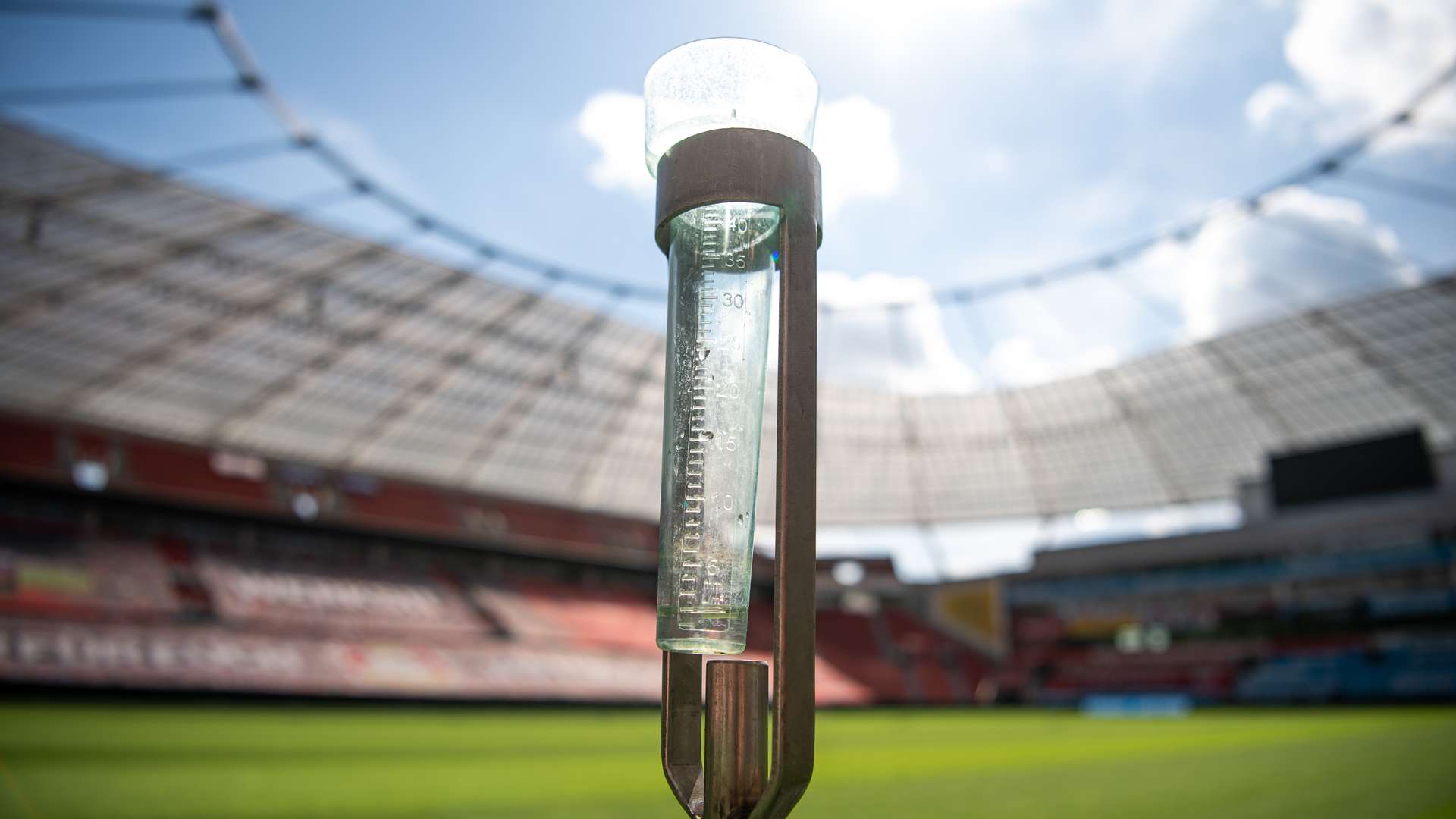 Weather measuring station of the pitch