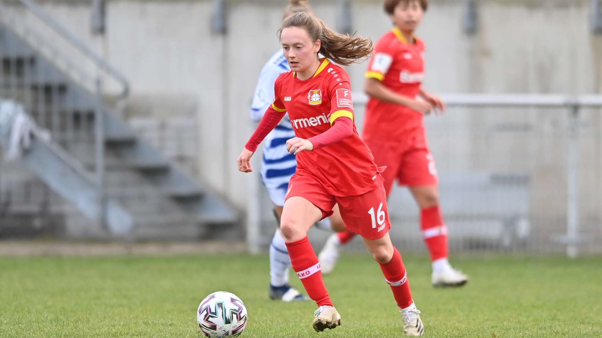 Sofie Zdebel Mit 16 in der Bundesliga Bayer04.de